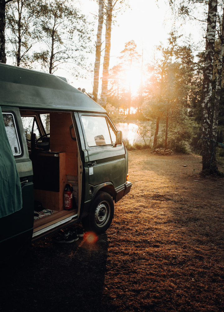 Camper homologado, estacionado en el aire libre