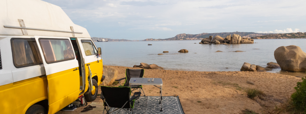 Camper homologado ha orillas de la costa